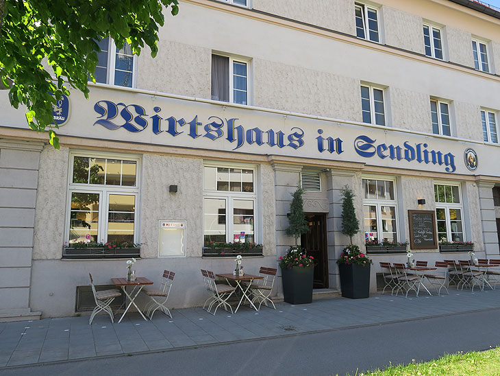 Willkommen! Das traditionsreiche Wirtshaus in Sendling wurde nach fast eineinhalb Jahren samt großer Sanierung jetzt wieder eröffnet Fotos: Annette Baronikians